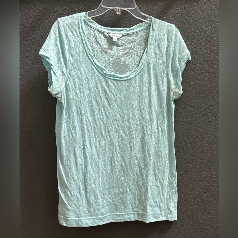 🐠2/$20🐠CALVIN KLEIN Aqua/turquoise Short Sleeve tee, semisheer, abstract pattern